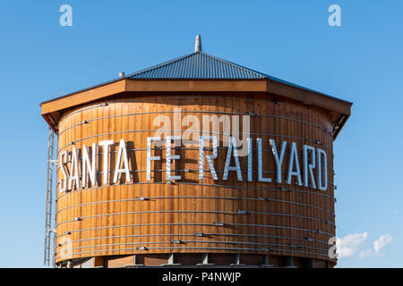 Gare de Santa Fe Railroad signe sur réservoir d'eau à Santa Fe, Nouveau Mexique Banque D'Images