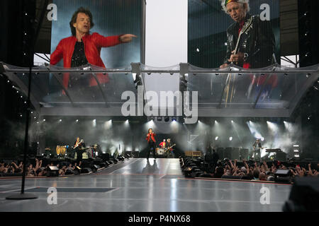 Berlin, Allemagne. 22 Juin, 2018. Mick Jagger chante dans le concert des Rolling Stones dans le stade olympique. Crédit : Paul Zinken/dpa/Alamy Live News Banque D'Images