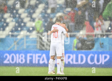 Kaliningrad, Russie. 22 Juin, 2018. La Suisse Granit Xhaka (avant) et Xherdan Shaqiri célébrer la victoire après la Coupe du Monde 2018 Groupe E match entre la Suisse et la Serbie dans la région de Kaliningrad, Russie, le 22 juin 2018. La Suisse a gagné 2-1. Credit : Liu Dawei/Xinhua/Alamy Live News Banque D'Images