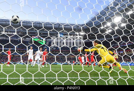 Kaliningrad, Russie. 22 Juin, 2018. Gardien de la Serbie, Vladimir Stojkovic (R avant) rate la balle pendant la Coupe du Monde 2018 Groupe E match entre la Suisse et la Serbie dans la région de Kaliningrad, Russie, le 22 juin 2018. La Suisse a gagné 2-1. Credit : Liu Dawei/Xinhua/Alamy Live News Banque D'Images