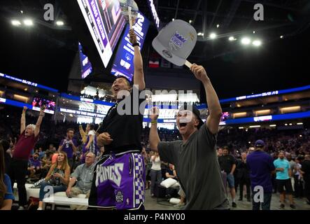 Sacramento, Californie, USA. 21 Juin, 2018. Johnny Szeto, gauche, et Jason Vu célébrer sur le choix du roi de Marvin Bagley III lors de la Golden 1 Centre. Crédit : Daniel Kim/Sacramento Bee/ZUMA/Alamy Fil Live News Banque D'Images