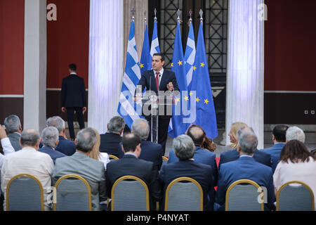 (180622) -- Athènes, 22 juin (Xinhua) -- Le Premier ministre grec Alexis Tsipras (C) prononce un discours à Athènes, Grèce, le 22 juin 2018. Dans un geste symbolique qui a sourit ici, le Premier Ministre grec Alexis Tsipras portait une cravate sur vendredi que la Grèce a célébré l'Eurogroupe "décision historique" sur la dette grecque qui ouvre la voie à la sortie de l'ère de sauvetage cet été après 8 ans de crise de la dette. (Xinhua/Partsalis dima dima) Crédit : Partsalis/Xinhua/Alamy Live News Banque D'Images
