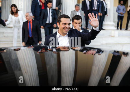 (180622) -- Athènes, 22 juin (Xinhua) -- Le Premier ministre grec Alexis Tsipras (avant) quitte la salle d'expositions Zappeion à Athènes, Grèce, le 22 juin 2018. Dans un geste symbolique qui a sourit ici, le Premier Ministre grec Alexis Tsipras portait une cravate sur vendredi que la Grèce a célébré l'Eurogroupe "décision historique" sur la dette grecque qui ouvre la voie à la sortie de l'ère de sauvetage cet été après 8 ans de crise de la dette. (Xinhua/Partsalis dima dima) Crédit : Partsalis/Xinhua/Alamy Live News Banque D'Images