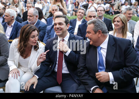 (180622) -- Athènes, 22 juin (Xinhua) -- Le Premier ministre grec Alexis Tsipras (C, avant) assiste à une célébration à Athènes, Grèce, le 22 juin 2018. Dans un geste symbolique qui a sourit ici, le Premier Ministre grec Alexis Tsipras portait une cravate sur vendredi que la Grèce a célébré l'Eurogroupe "décision historique" sur la dette grecque qui ouvre la voie à la sortie de l'ère de sauvetage cet été après 8 ans de crise de la dette. (Xinhua/Partsalis dima dima) Crédit : Partsalis/Xinhua/Alamy Live News Banque D'Images