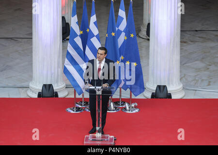 (180622) -- Athènes, 22 juin (Xinhua) -- Le Premier ministre grec Alexis Tsipras, prononce un discours à Athènes, Grèce, le 22 juin 2018. Dans un geste symbolique qui a sourit ici, le Premier Ministre grec Alexis Tsipras portait une cravate sur vendredi que la Grèce a célébré l'Eurogroupe "décision historique" sur la dette grecque qui ouvre la voie à la sortie de l'ère de sauvetage cet été après 8 ans de crise de la dette. (Xinhua/Partsalis dima dima) Crédit : Partsalis/Xinhua/Alamy Live News Banque D'Images