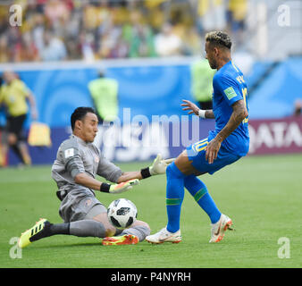 Saint Petersburg, Russie. 22 juin 2018. XXXX du Brésil lance la balle pendant la Coupe du Monde Groupe E match entre le Brésil et le Costa Rica à Saint Petersbourg Stadium Crédit : Andre Paes/Alamy Live News Banque D'Images