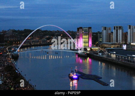 Newcastle, Royaume-Uni. 22 juin 2018. Le long du quai d'artifice ouvre la grande exposition du Nord, ainsi que des drones, sculpture de l'eau et des spectacles de théâtre de rue sur la rue de Newcastle. Le 80 jour de célébration des arts, design, et de l'innovation. Newcastle Upon Tyne, au Royaume-Uni. 22 Jun, 2018. Crédit : David Whinham/Alamy Live News Banque D'Images