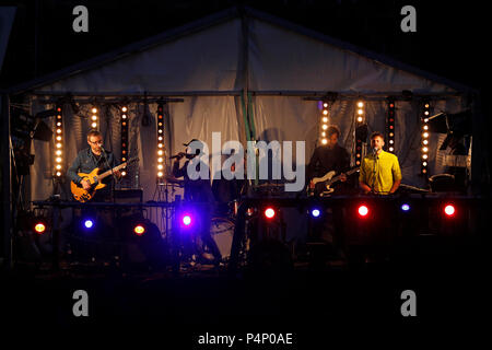 Newcastle, Royaume-Uni. 22 juin 2018. Maximo Park d'effectuer, à la cérémonie d'ouverture de la grande exposition du Nord à Newcastle-upon-Tyne, en Angleterre. Les 80 jours du festival, une célébration de l'innovation, le patrimoine industriel et les arts et se déroule jusqu'au 9 septembre 2018. Crédit : Stuart Forster/Alamy Live News Banque D'Images