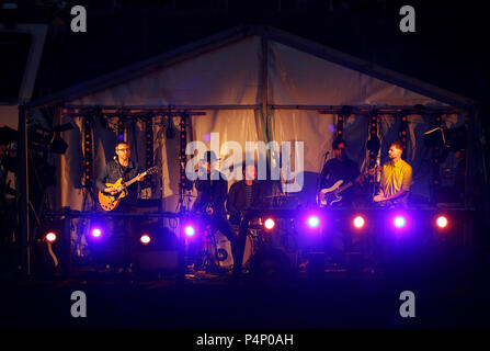 Newcastle, Royaume-Uni. 22 juin 2018. Maximo Park d'effectuer, à la cérémonie d'ouverture de la grande exposition du Nord à Newcastle-upon-Tyne, en Angleterre. Les 80 jours du festival, une célébration de l'innovation, le patrimoine industriel et les arts et se déroule jusqu'au 9 septembre 2018. Crédit : Stuart Forster/Alamy Live News Banque D'Images