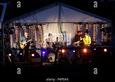 Newcastle, Royaume-Uni. 22 juin 2018. Maximo Park d'effectuer, à la cérémonie d'ouverture de la grande exposition du Nord à Newcastle-upon-Tyne, en Angleterre. Les 80 jours du festival, une célébration de l'innovation, le patrimoine industriel et les arts et se déroule jusqu'au 9 septembre 2018. Crédit : Stuart Forster/Alamy Live News Banque D'Images