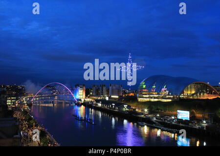 Newcastle, Royaume-Uni. 22 juin 2018. Le long du quai d'artifice ouvre la grande exposition du Nord, ainsi que des drones, sculpture de l'eau et des spectacles de théâtre de rue sur la rue de Newcastle. Le 80 jour de célébration des arts, design, et de l'innovation. Newcastle Upon Tyne, au Royaume-Uni. 22 Jun, 2018. Crédit : David Whinham/Alamy Live News Banque D'Images