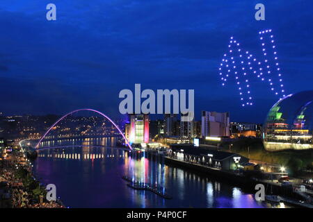 Newcastle, Royaume-Uni. 22 juin 2018. Le long du quai d'artifice ouvre la grande exposition du Nord, ainsi que des drones, sculpture de l'eau et des spectacles de théâtre de rue sur la rue de Newcastle. Le 80 jour de célébration des arts, design, et de l'innovation. Newcastle Upon Tyne, au Royaume-Uni. 22 Jun, 2018. Crédit : David Whinham/Alamy Live News Banque D'Images