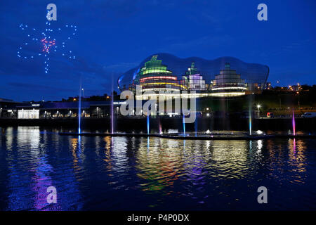Newcastle, Royaume-Uni. 22 juin 2018. Drone afficher lors de la cérémonie d'ouverture de la grande exposition du Nord à Newcastle-upon-Tyne, en Angleterre. Les 80 jours du festival, une célébration de l'innovation, le patrimoine industriel et les arts et se déroule jusqu'au 9 septembre 2018. Crédit : Stuart Forster/Alamy Live News Banque D'Images