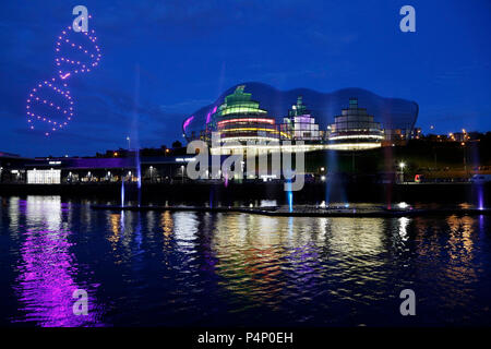 Newcastle, Royaume-Uni. 22 juin 2018. Drone afficher lors de la cérémonie d'ouverture de la grande exposition du Nord à Newcastle-upon-Tyne, en Angleterre. Les 80 jours du festival, une célébration de l'innovation, le patrimoine industriel et les arts et se déroule jusqu'au 9 septembre 2018. Crédit : Stuart Forster/Alamy Live News Banque D'Images