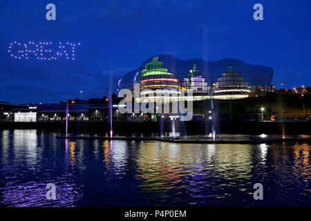 Newcastle, Royaume-Uni. 22 juin 2018. Drone afficher lors de la cérémonie d'ouverture de la grande exposition du Nord à Newcastle-upon-Tyne, en Angleterre. Les 80 jours du festival, une célébration de l'innovation, le patrimoine industriel et les arts et se déroule jusqu'au 9 septembre 2018. Crédit : Stuart Forster/Alamy Live News Banque D'Images