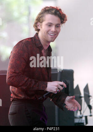 NEW YORK, NY 22 juin 2018:Luke Hemmings de 5 secondes de l'été joue sur NBC's "Aujourd'hui Concert Series du Rockefeller Plaza à New York. Credit : RW/MediaPunch MediaPunch Crédit : Inc/Alamy Live News Banque D'Images