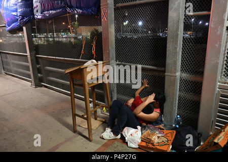 Brownsville, Texas, USA. 22 Juin, 2018. Une femme migrante et ses enfants du Honduras, arrivée le vendredi soir à la frontière entre les États-Unis et le Mexique sur le pont de passerelle internationale, où les agents d'immigration américains mis à l'écart, disant que les maisons d'hébergement pour demandeurs d'asile ont plein, selon les femmes. Credit : ZUMA Press, Inc./Alamy Live News Banque D'Images