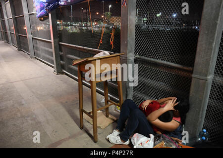 Brownsville, Texas, USA. 22 Juin, 2018. Une femme migrante et son enfant, du Honduras, d'arriver le vendredi soir à la frontière entre les États-Unis et le Mexique sur le pont de passerelle internationale, où les agents d'immigration américains mis à l'écart, disant que les maisons d'hébergement pour demandeurs d'asile ont plein, selon les femmes. Credit : ZUMA Press, Inc./Alamy Live News Banque D'Images