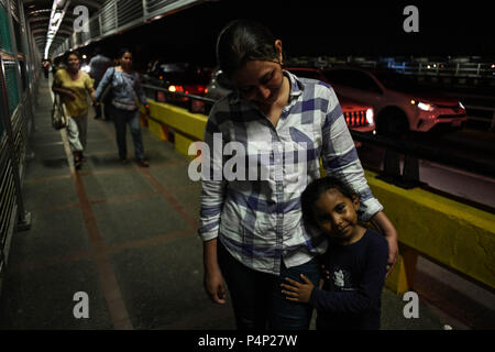 Brownsville, Texas, USA. 22 Juin, 2018. Xiomara, 24 et sa fille Lizzie, 5, de San Pedro Sula, Honduras, arrivée le vendredi soir à la frontière entre les États-Unis et le Mexique sur le pont de passerelle internationale, où les agents d'immigration américains ont essayé de les détourner, disant que les maisons d'hébergement pour demandeurs d'asile ont plein, selon les femmes. Credit : ZUMA Press, Inc./Alamy Live News Banque D'Images