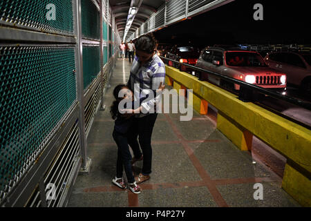 Brownsville, Texas, USA. 22 Juin, 2018. Xiomara, 24 ans, et sa fille Lizzie, 5 de San Pedro, Honduras, arrivée le vendredi soir à la frontière entre les États-Unis et le Mexique sur le pont de passerelle internationale, où les agents d'immigration américains essaient de les détourner, disant que les maisons d'hébergement pour demandeurs d'asile ont plein, selon les femmes. Credit : ZUMA Press, Inc./Alamy Live News Banque D'Images