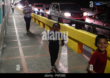 Brownsville, Texas, USA. 22 Juin, 2018. Xiomara, 24 ans, et sa fille Lizzie, 5, et un autre enfant de migrants, de San Pedro Sula, Honduras, arrivée le vendredi soir à la frontière entre les États-Unis et le Mexique sur le pont de passerelle internationale, où les agents d'immigration américains mis à l'écart, disant que les maisons d'hébergement pour demandeurs d'asile ont plein, selon les femmes. Credit : ZUMA Press, Inc./Alamy Live News Banque D'Images