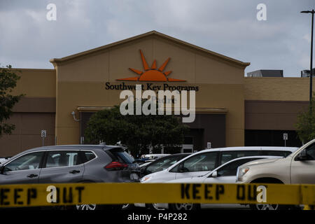 Brownsville, Texas, USA. 22 Juin, 2018. Un vaste bâtiment ancien Wal-Mart à Brownsville, Texas, montré ici le vendredi, est utilisé pour héberger des centaines d'enfants migrants séparés de leurs parents dans un contexte de crise de l'immigration croissante le long de la frontière entre les États-Unis et le Mexique. Credit : Miguel Juarez Lugo/ZUMA/Alamy Fil Live News Crédit : ZUMA Press, Inc./Alamy Live News Banque D'Images