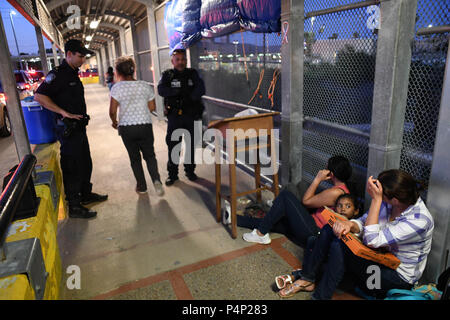 Brownsville, Texas, USA. 22 Juin, 2018. Deux femmes et de leurs enfants, de San Pedro Sula, Honduras, arrivée le vendredi soir à la frontière entre les États-Unis et le Mexique sur le pont de passerelle internationale, où les agents d'immigration américains mis à l'écart, disant que les maisons d'hébergement pour demandeurs d'asile ont plein, selon les femmes. Credit : ZUMA Press, Inc./Alamy Live News Banque D'Images