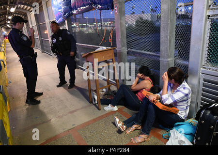 Brownsville, Texas, USA. 22 Juin, 2018. Deux femmes et leur choldren, de San Pedro Sula, Honduras, arrivée le vendredi soir à la frontière entre les États-Unis et le Mexique sur le pont de passerelle internationale, où les agents d'immigration américains mis à l'écart, disant que les maisons d'hébergement pour demandeurs d'asile ont plein, selon les femmes. Credit : ZUMA Press, Inc./Alamy Live News Banque D'Images