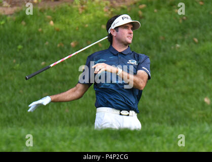 Jeudi 21 Juin 2018 : Bubba Watson lance son club après son coup de départ sur le 15e trou lors de la première manche du Championnat de Golf de voyageurs à PTC River Highlands à Cromwell, Connecticut. Gregory Vasil/CSM Banque D'Images