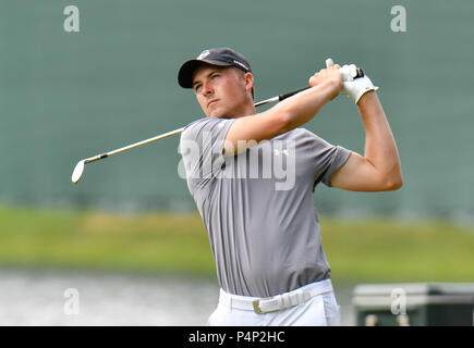 Jeudi 21 Juin 2018 : Jordan Spieth regarde son coup de départ au 16e trou lors de la première manche du Championnat de Golf de voyageurs à PTC River Highlands à Cromwell, Connecticut. Gregory Vasil/CSM Banque D'Images