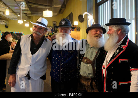 Tel Aviv, Israël, le 22 juin 2018. Les participants de la "barbe et moustache Open European Championship' poser avant de prendre part à l'une des catégories du championnat à Tel Aviv, Israël. 50 candidats de toute l'Europe ont participé au concours effectuée par l'Est barbe et moustache club bavarois. Credit : Eddie Gerald/Alamy Live News Banque D'Images