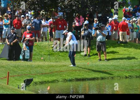 Vendredi 22 Juin 2018 : Marc Leishman hits son drop shot après avoir frappé dans l'eau sur le 15e trou lors du deuxième tour des voyageurs Golf Championship à PTC River Highlands à Cromwell, Connecticut. Gregory Vasil/CSM Banque D'Images