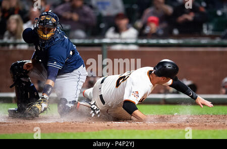 San Francisco, Californie, USA. 21 Juin, 2018. Giants de San Francisco catcher Buster Posey (28) bat l'étiquette à la maison de la plaque sur un score Pablo Sandoval (non illustré) huitième manche seul, au cours d'un match entre la MLB Padres de San Diego et les Giants de San Francisco à AT&T Park à San Francisco, Californie. Valerie Shoaps/CSM/Alamy Live News Banque D'Images