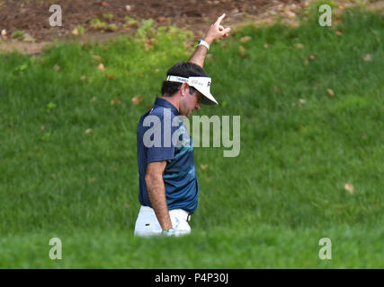 Jeudi 21 Juin 2018 : Bubba Watson points à gauche après une coup de départ sur le 15e trou lors de la première manche du Championnat de Golf de voyageurs à PTC River Highlands à Cromwell, Connecticut. Gregory Vasil/CSM Banque D'Images