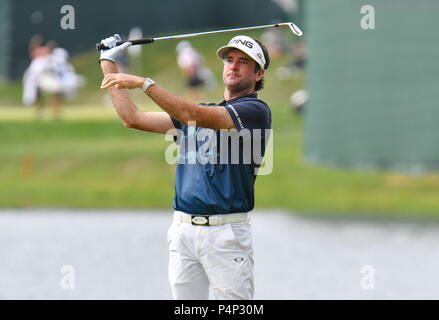 Jeudi 21 Juin 2018 : Bubba Watson lance son club après son coup de départ au 16e trou lors de la première manche du Championnat de Golf de voyageurs à PTC River Highlands à Cromwell, Connecticut. Gregory Vasil/CSM Banque D'Images