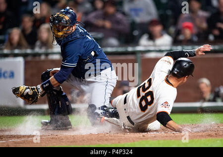 San Francisco, Californie, USA. 21 Juin, 2018. Giants de San Francisco catcher Buster Posey (28) bat l'étiquette à la maison de la plaque sur un score Pablo Sandoval (non illustré) huitième manche seul, au cours d'un match entre la MLB Padres de San Diego et les Giants de San Francisco à AT&T Park à San Francisco, Californie. Valerie Shoaps/CSM/Alamy Live News Banque D'Images