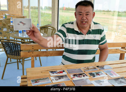 Yinchuan, Chine. 23 juin 2018. Liu Yibing partage son expérience de vol à son aéroclub en comté Helan de Yinchuan City, dans le nord-ouest de la Chine, région autonome du Ningxia Hui, le 20 juin 2018. Liu Yibing, 46 ans, est né dans une famille de paysans. À l'âge de 17 ans, il a été inspiré pour faire un avion ultra-léger par lui-même après lecture d'un magazine de l'aviation. Des dizaines Crédit : Xinhua/Alamy Live News Banque D'Images