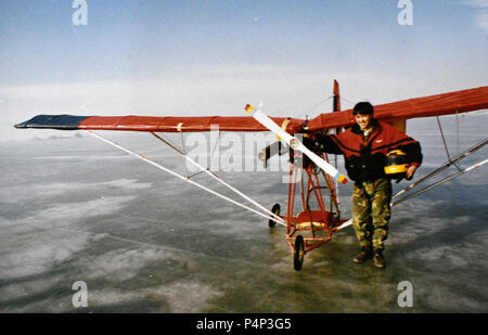 Yinchuan, Chine. 23 juin 2018. Photo prise en 1996 montre que Liu Yibing pose pour des photos avec l'avion qu'il a fait. Liu Yibing, 46 ans, est né dans une famille de paysans. À l'âge de 17 ans, il a été inspiré pour faire un avion ultra-léger par lui-même après lecture d'un magazine de l'aviation. Des dizaines de compétitions de vol et a commencé à s'engager dans des tentatives d'affaires Crédit : si Xinhua/Alamy Live News Banque D'Images