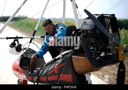 Yinchuan, Chine. 23 juin 2018. Liu Yibing nettoie un planeur à son aéroclub en comté Helan de Yinchuan City, dans le nord-ouest de la Chine, région autonome du Ningxia Hui, 21 juin, 2018. Liu Yibing, 46 ans, est né dans une famille de paysans. À l'âge de 17 ans, il a été inspiré pour faire un avion ultra-léger par lui-même après lecture d'un magazine de l'aviation. Des dizaines Crédit : Xinhua/Alamy Live News Banque D'Images