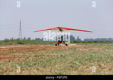 Yinchuan, Chine. 23 juin 2018. Liu Yibing vole un planeur à son aéroclub en comté Helan de Yinchuan City, dans le nord-ouest de la Chine, région autonome du Ningxia Hui, 21 juin, 2018. Liu Yibing, 46 ans, est né dans une famille de paysans. À l'âge de 17 ans, il a été inspiré pour faire un avion ultra-léger par lui-même après lecture d'un magazine de l'aviation. Source : Xinhua/Alamy Live News Banque D'Images