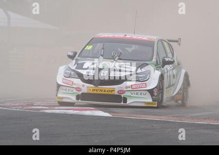 Dalton sur les tés, en Angleterre, 23 juin 2018. La conduite d'un surveillant Senna Vauxhall Astra pour le pouvoir dans la course TAG Maxed Dunlop MSA British Touring Car Championship supprime deux marqueurs de cours après avoir roulé dans un nuage de poussière à Croft Circuit. Crédit : Colin Edwards/Alamy Live News. Banque D'Images