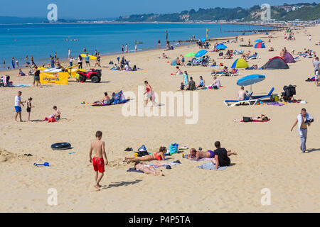 Bournemouth, Dorset, UK. 23 juin 2018. Météo France : belle matinée ensoleillée à chaud des plages de Bournemouth en tant que visiteurs, chef de la station tôt pour obtenir un espace avant qu'il soit emballé plus tard et à profiter du soleil à la hausse des températures pour la canicule. Credit : Carolyn Jenkins/Alamy Live News Banque D'Images