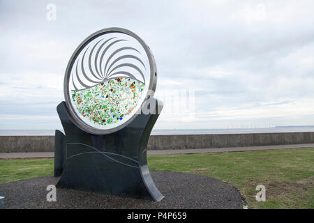 Seaton Carew,Hartlepool,UK. 23 juin 2018. Une nouvelle sculpture faite de verre et d'acier et appelé "Vagues" par artiste, Stuart Langley, a été dévoilé le long de la promenade de la station balnéaire. Il fait partie de la régénération culturelle de la région. Crédit : David Dixon /Alamy Live News Banque D'Images