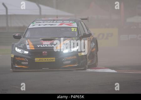 Dalton sur les tés, en Angleterre, 23 juin 2018. Dan Cammish roulant dans un nuage de poussière du gravier dans une Honda Civic Type R pour Halfords Yuasa Racing pendant le premier exercice de la Dunlop MSA British Touring Car Championship à Croft Circuit. Crédit : Colin Edwards/Alamy Live News. Banque D'Images