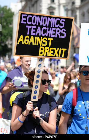 Vote du peuple mars Londres, Royaume-Uni. 23 juin 2018 - les manifestants le long de Pall Mall à Whitehall en route un second vote sur la demande finale de la transaction - Brexit Steven Mai /Alamy Live News Banque D'Images