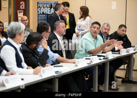 Jose Gonzales, superviseur sur le terrain pour le ministère de la Santé et des Services' Office de la réinstallation des réfugiés, parle comme gouvernement fédéral et le Texas fonctionnaires et les intervenants répondent à une table ronde de la crise de l'immigration à la frontière entre le Texas et le frapper comme la confusion régnait quant à la réunion de parents séparés et les enfants. Banque D'Images