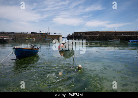 Mousehole, Cornwall, UK. 23 juin 2018. Météo britannique. Loin de l'agitation des grandes plages, des familles apprécié un paisible après-midi ensoleillé dans le port de Mousehole. Crédit : Simon Maycock/Alamy Live News Banque D'Images