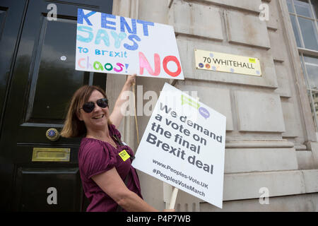 Londres, Royaume-Uni. 23 juin 2018. Manifestant à l'extérieur du bureau du Cabinet. Restent partisans et les manifestants à un Anti-Brexit mars et rassemblement pour un vote du peuple. Photo : Bettina Strenske/Alamy Live News Banque D'Images