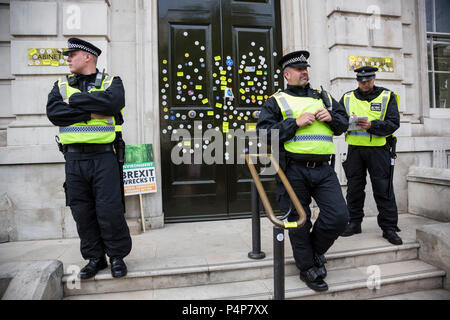 Londres, Royaume-Uni. 23 juin 2018. Les agents de police garde côtière la portière de l'armoire de bureau plus d'une simple dégradation avec des autocollants de rester partisans et des protestataires à un Anti-Brexit mars et rassemblement pour le vote du peuple. Photo : Bettina Strenske/Alamy Live News Banque D'Images