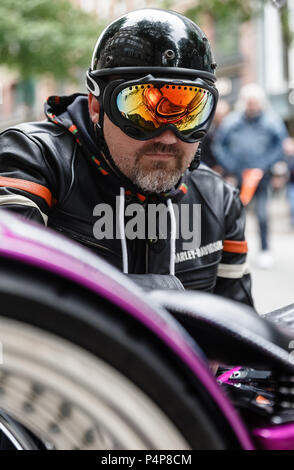 Hambourg, Allemagne. 23 Juin, 2018. Conducteur de Harley Davidson Thomas Theis se penche sur un vélo à l'Ride-In Bike Show de l'Harly Jours. Photo : Markus Scholz/dpa/Alamy Live News Banque D'Images